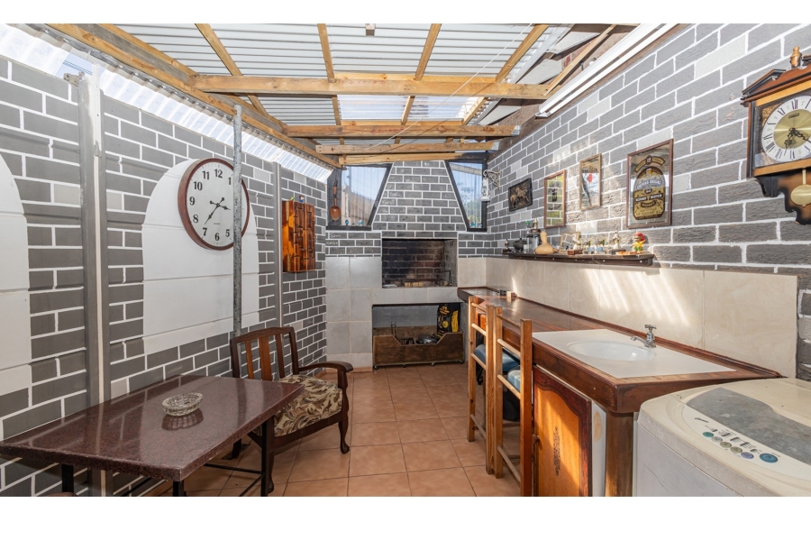 5 Bedroom Property for Sale in Avondale Western Cape
